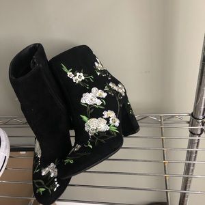 Floral booties for 20$